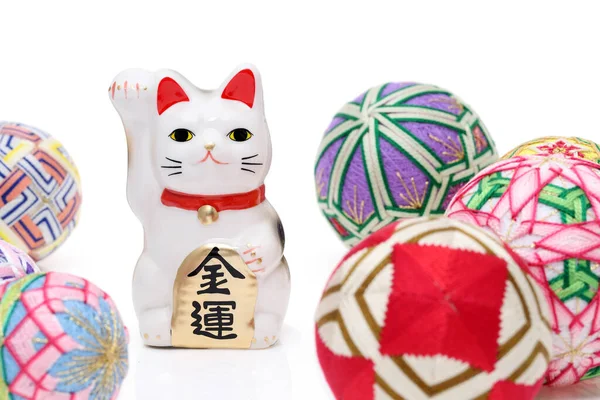 Japonés Afortunado Gato Con Temari Bola Blanco Fondo Palabra Japonesa — Foto de Stock