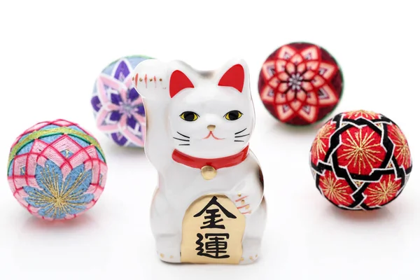 Chat Chanceux Japonais Avec Boule Temari Sur Fond Blanc Mot — Photo