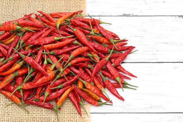 Gedroogde Rode Chili Peperplanten Witte Houten Tafel — Stockfoto