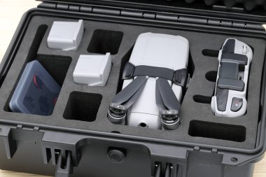 Uçağa binmeden önce çanta taşıyıp uçmaya hazır olun.  