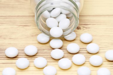 Tıbbi ilaçlar ve cam şişeler masanın üstünde, sağlık için. 