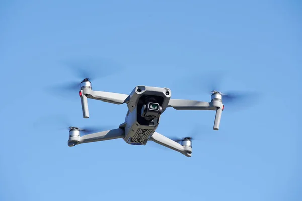 Drone Che Vola Aria Cielo Azzurro Chiaro Sfondo — Foto Stock