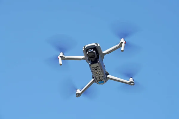 无人机在空中飞行 蓝天背景清晰 — 图库照片