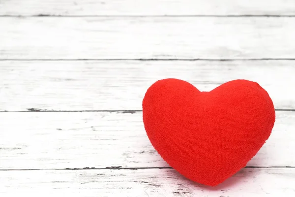 Decoración Corazón Rojo Sobre Fondo Madera Blanca Envejecida — Foto de Stock