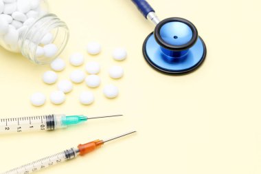 İlaç tanısı ve reçetesi, şırınga, steteskop, uyuşturucu  