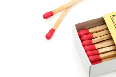 Beyaz arkaplanda izole edilmiş kibrit kutusu