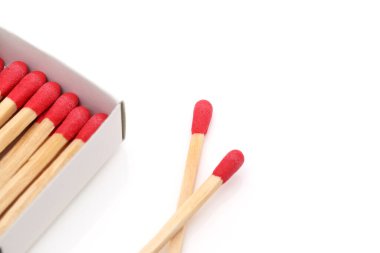 Beyaz arkaplanda izole edilmiş kibrit kutusu