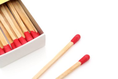 Beyaz arkaplanda izole edilmiş kibrit kutusu