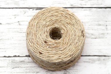Beyaz grunge ahşap masa üzerindeki keten sicimin demetini kapat