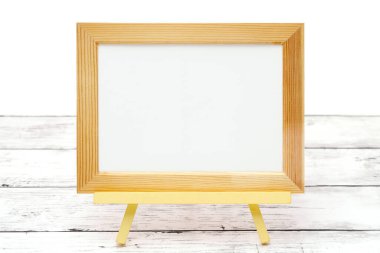 Beyaz ahşap masada doğal ahşap çerçeve   