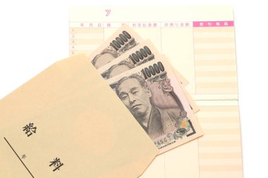 Japon parası ve maaş çantası beyaz arka planda izole edilmiş bir banka cüzdanı. 