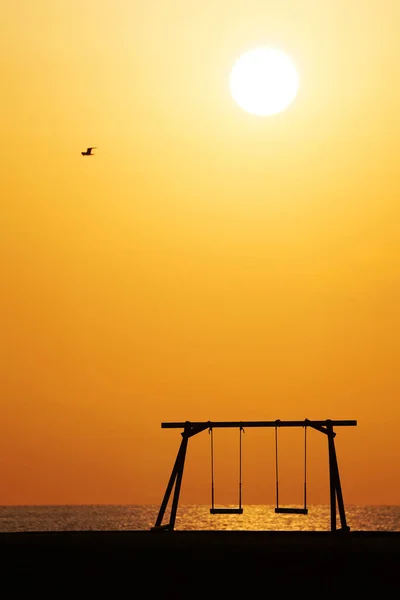 Σιλουέτα Ξύλινη Κούνια Όμορφο Ηλιοβασίλεμα Στο Λόφο Κοντά Στη Θάλασσα — Φωτογραφία Αρχείου