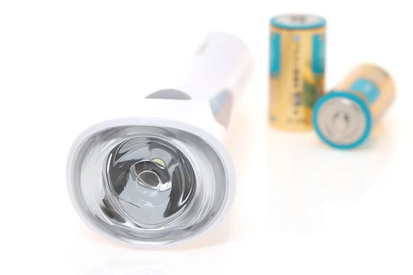 白い背景に隔離された乾電池付き電気主導のポケット懐中電灯 — ストック写真