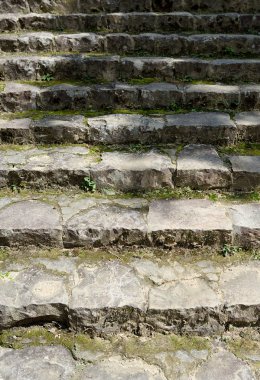 eski taş merdivenle