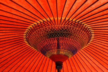 Japon geleneksel kırmızı şemsiyesi