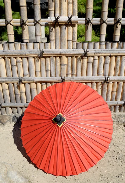 Guarda-chuva vermelho tradicional japonês — Fotografia de Stock