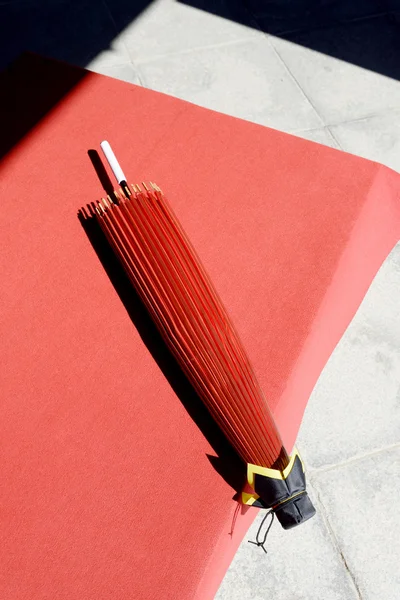 Japon kırmızı şemsiye — Stok fotoğraf