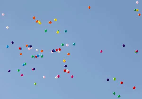 Ballons colorés sur le ciel — Photo