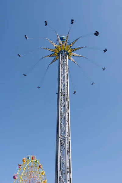 L'altalena rotante al luna park — Foto Stock