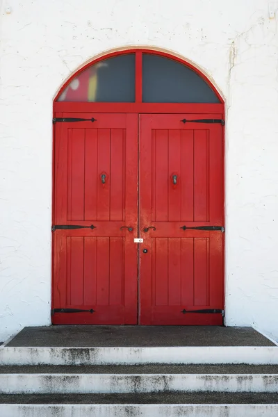 Porta de madeira vermelha velha — Fotografia de Stock