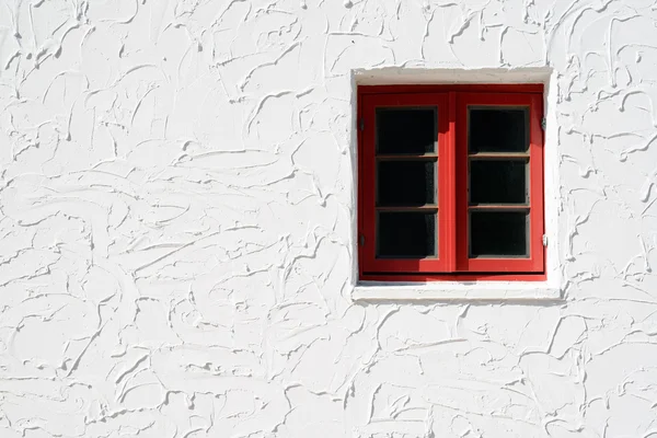 Винтажное красное окно — стоковое фото