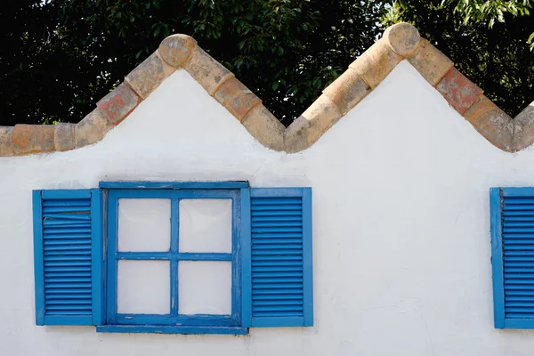 Classic puinen ikkuna — kuvapankkivalokuva