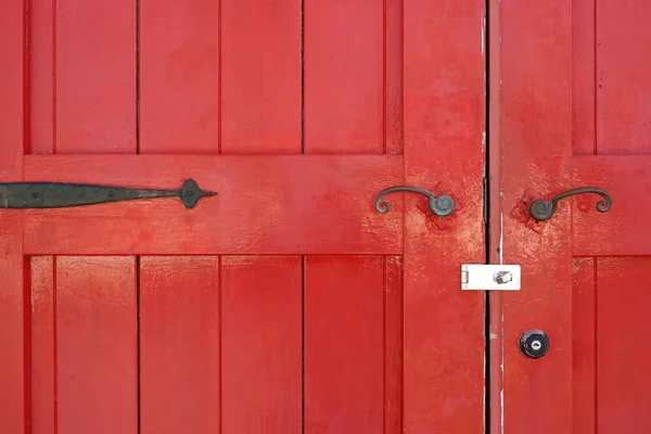 Oude houten rode deur — Stockfoto