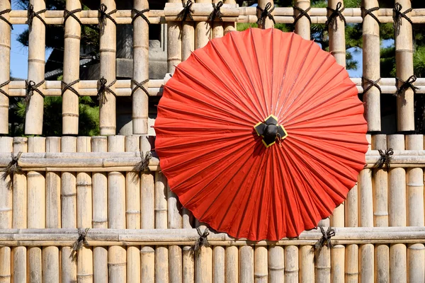 Ombrello rosso tradizionale giapponese — Foto Stock