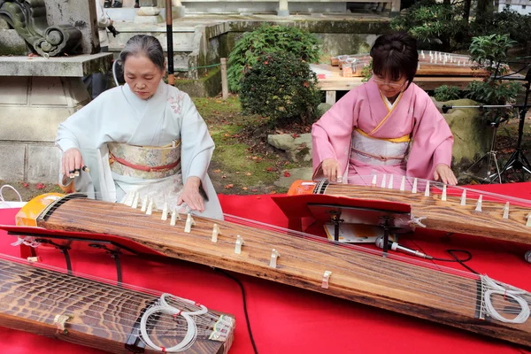 Japanse vrouwen spelen het traditionele instrument — Stockfoto