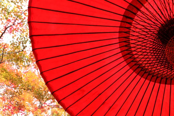 Traditioneller japanischer roter Regenschirm lizenzfreie Stockfotos