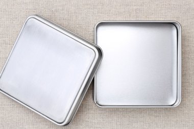 boş metal kutu