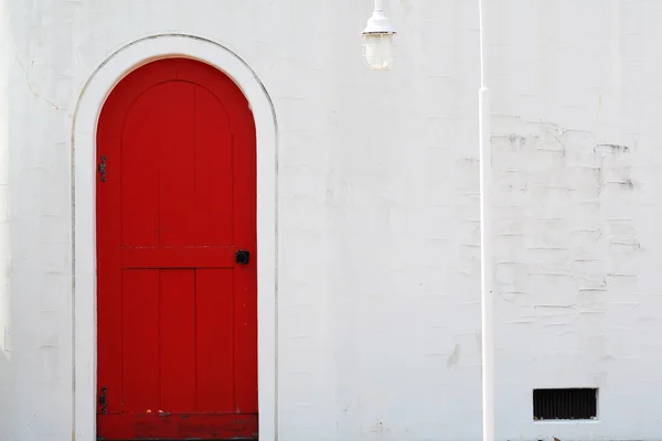 Παλιά ξύλινη κόκκινη πόρτα — Φωτογραφία Αρχείου