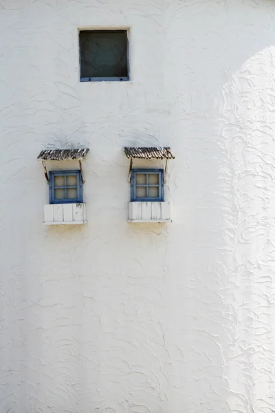 Piccole finestre in legno — Foto Stock