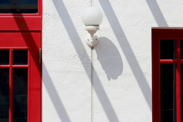 Vieux lampadaire avec fenêtre — Photo