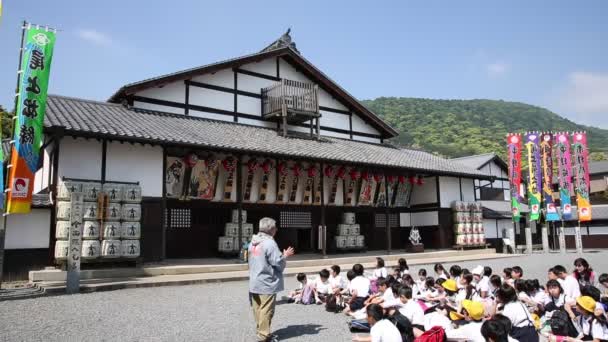 Utflykt i en japansk grundskola — Stockvideo