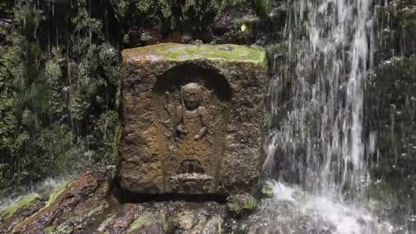 Estatuas de Jizou con cascada — Vídeos de Stock
