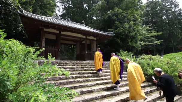 Buddhistiska prästerna och troende — Stockvideo