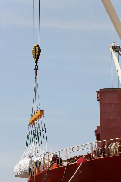 Frachtschiff mit Fracht beladen — Stockfoto