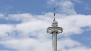Bulutlu gökyüzü ile gyro Kulesi