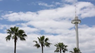 Bulutlu gökyüzü ile gyro Kulesi