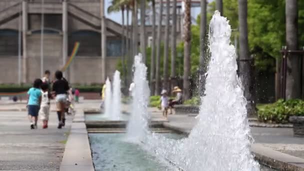 Fontaine à eau avec enfants — Video