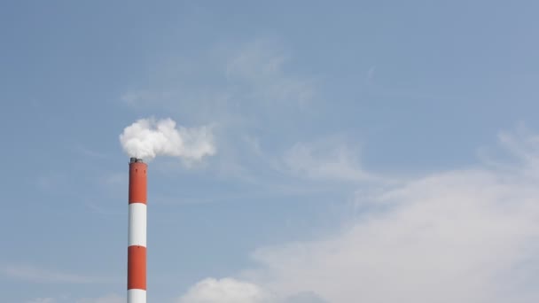 Pila de humo con humo — Vídeos de Stock