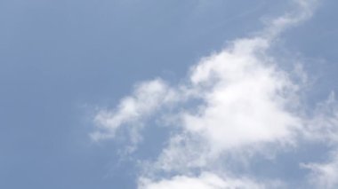 mavi gökyüzü üzerinde yavaş yavaş bulutlar