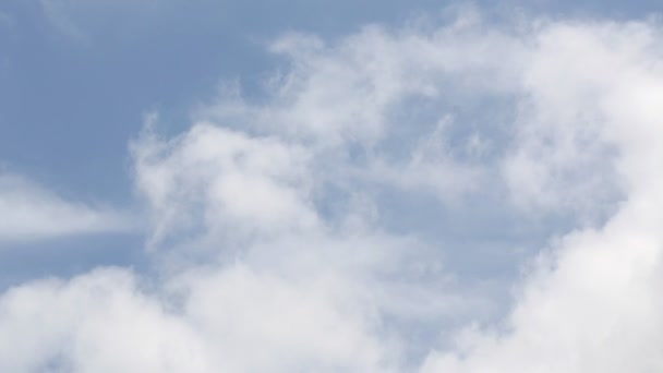 nuages lentement sur le ciel bleu 