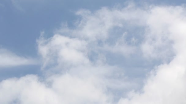 Lentamente nuvens sobre o céu azul — Vídeo de Stock