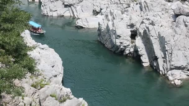 Bateau de tourisme dans la rivière Yosinogawa — Video
