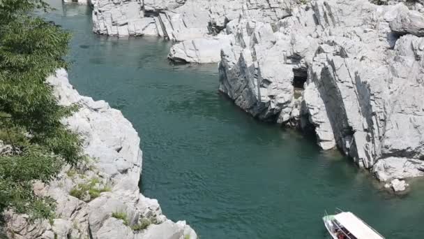 Bateau de tourisme dans la rivière Yosinogawa — Video