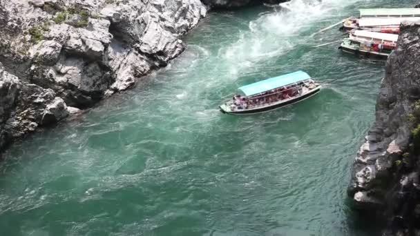 Barco no rio Yosinogawa — Vídeo de Stock