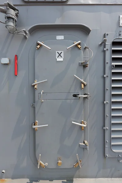 Военный корабль - защитная дверь — стоковое фото