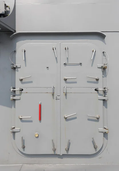 Военный корабль - защитная дверь — стоковое фото